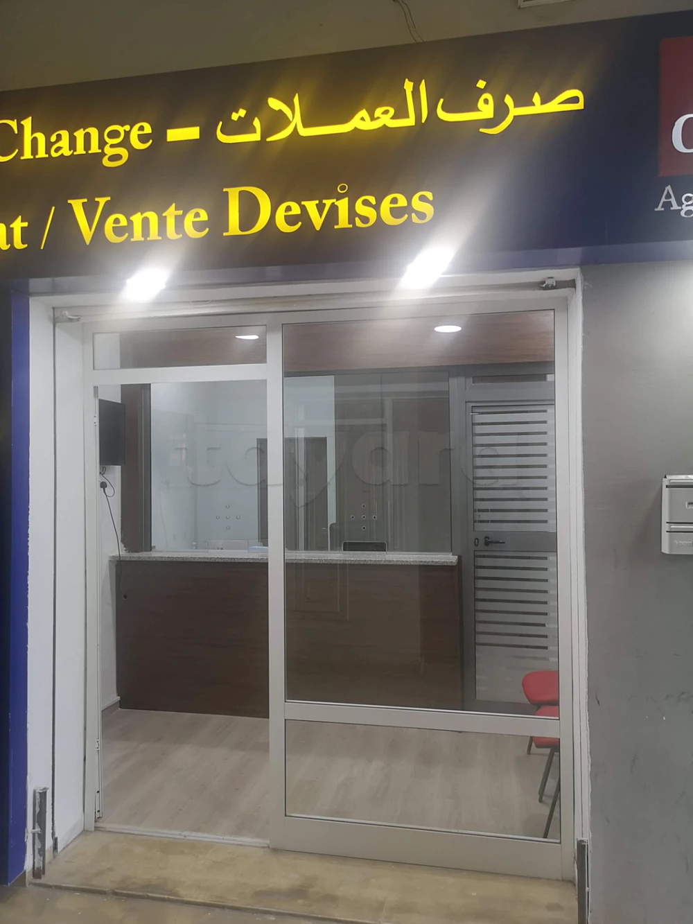Fonctionnaire dans un bureau de change de devises