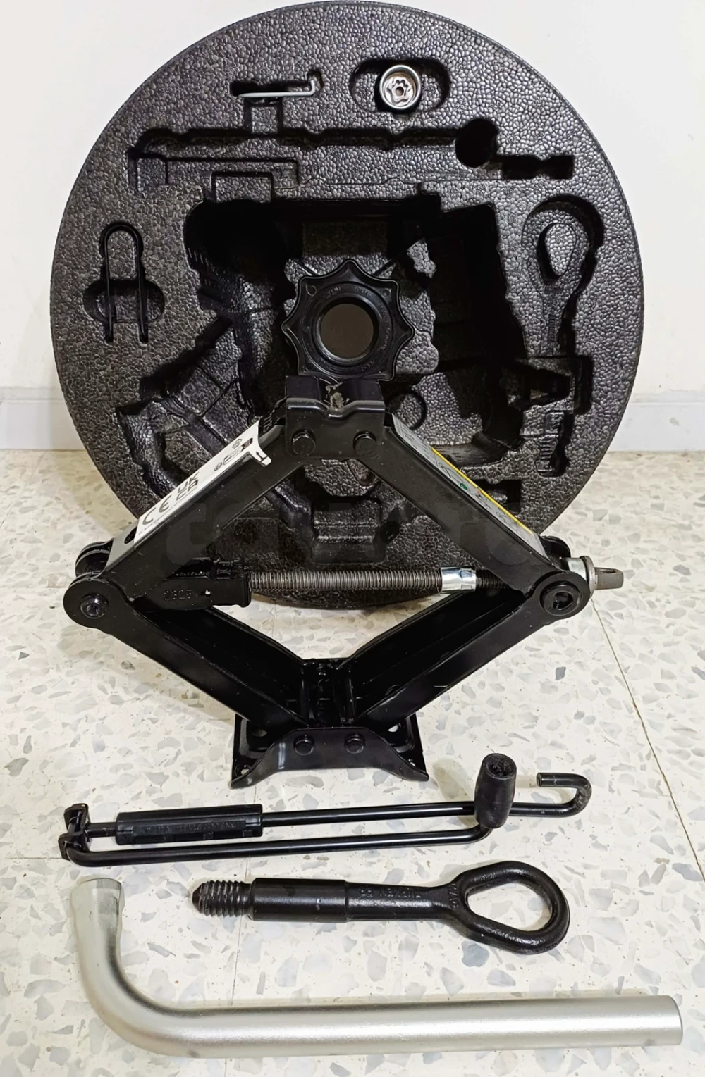 cric original 900kg en excellent état avec tous les clés et accessoires