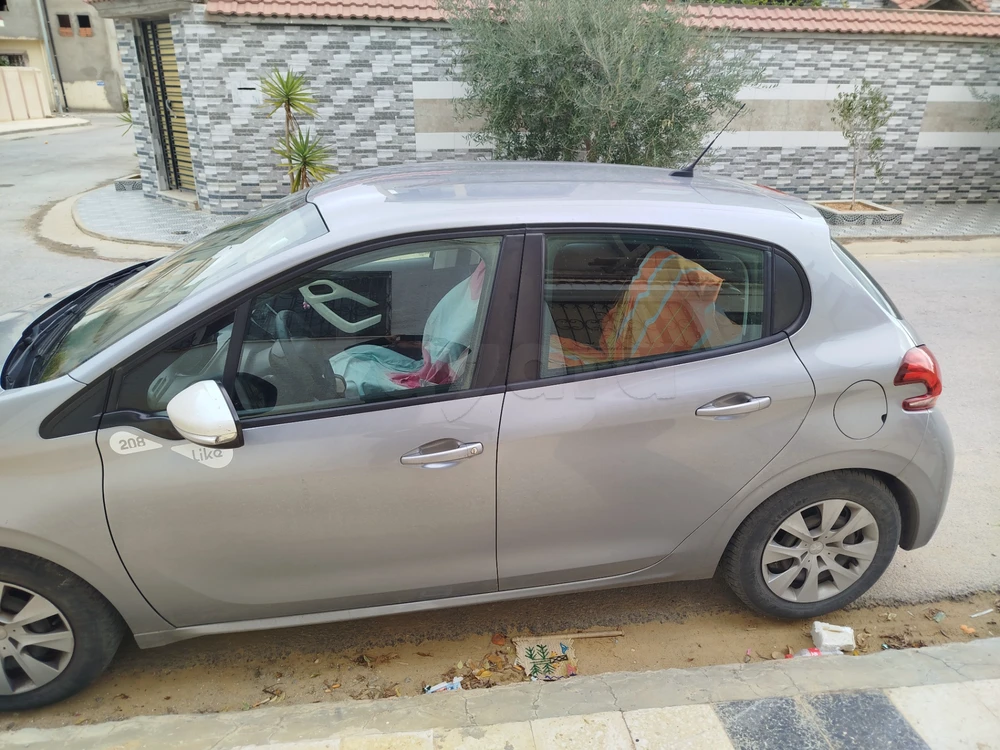 Carte voiture Peugeot 208