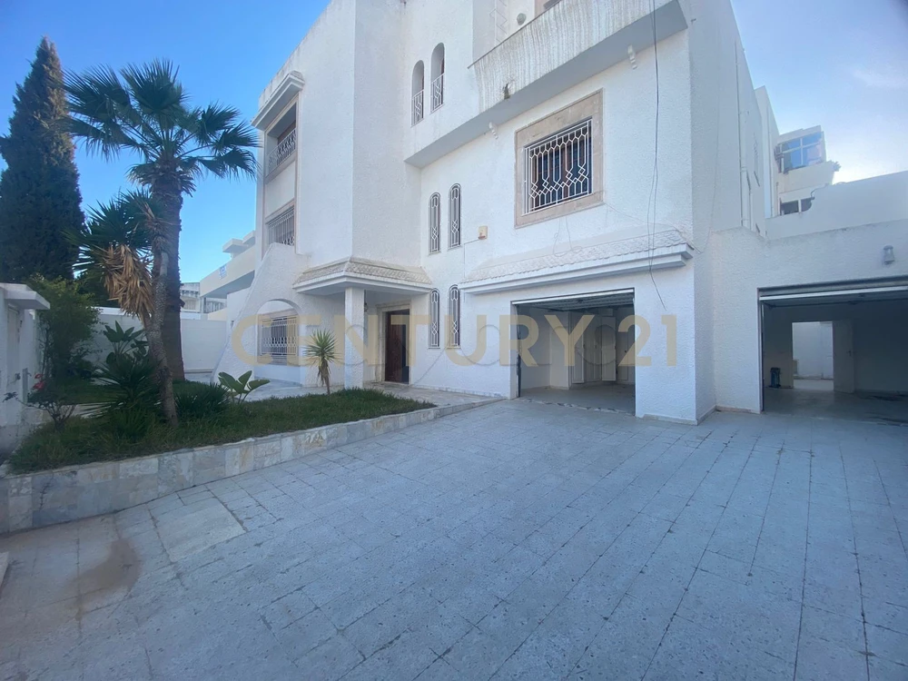 À VENDRE – Villa S+5 à El Menzah 9A