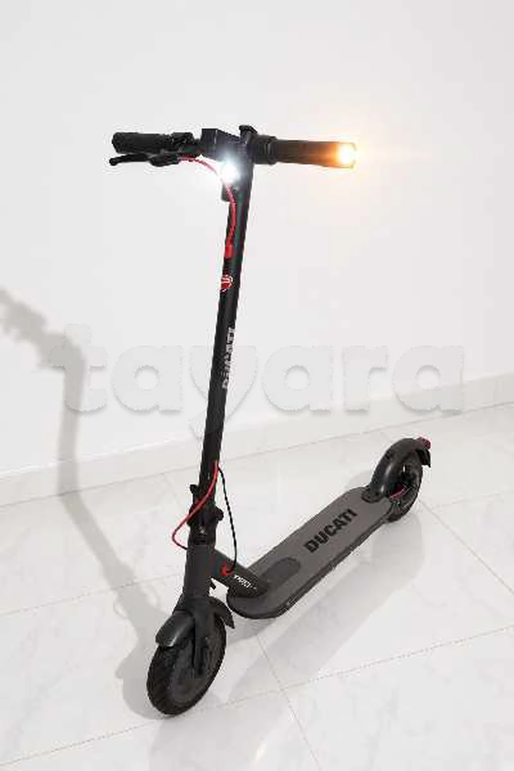 Trottinette Ducati avec des Clinoton