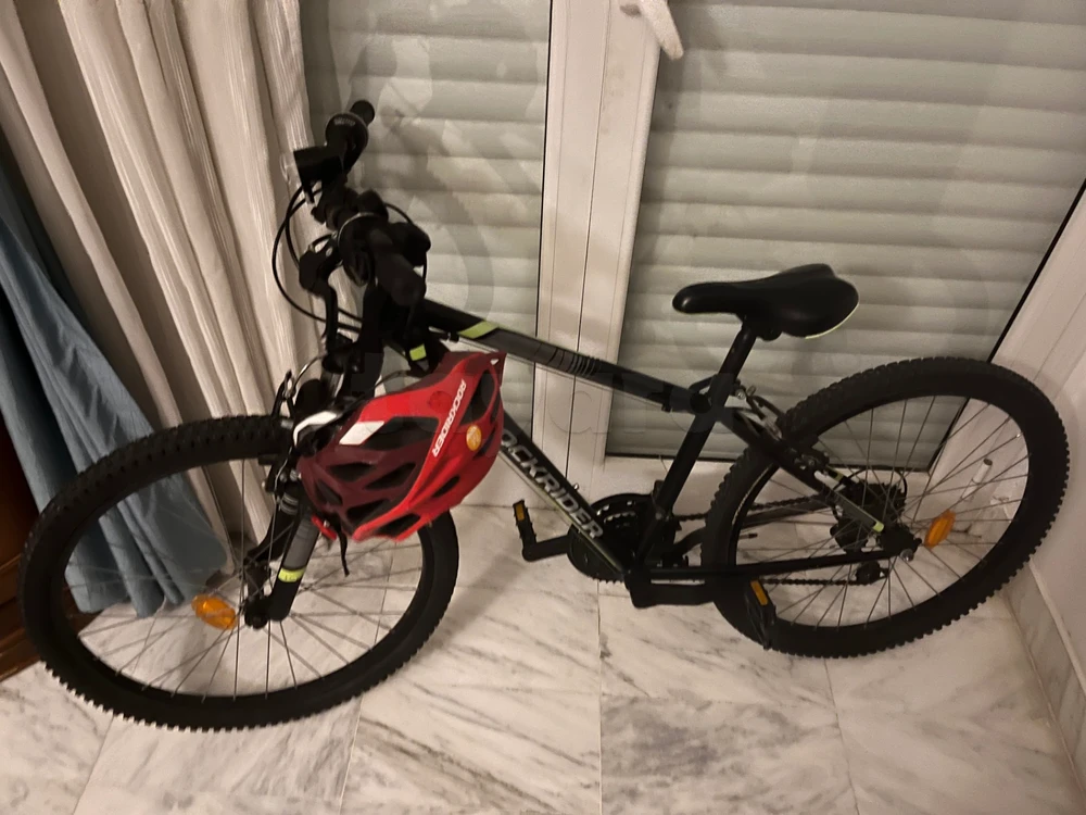 Vélo enfant 9 à 13 ans VTT décathlon Rockrider ST 500 (24 pouces) qui est fourni avec un casque