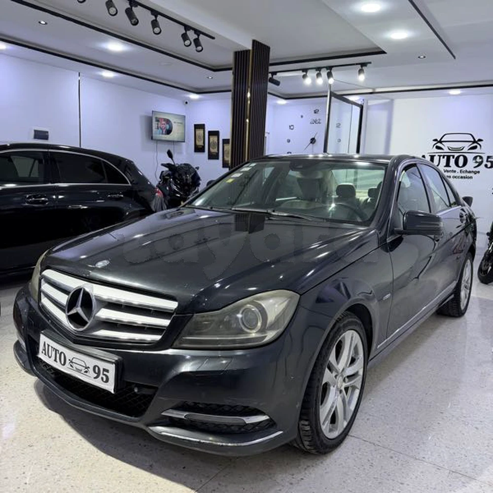 Mercedes-Benz 220