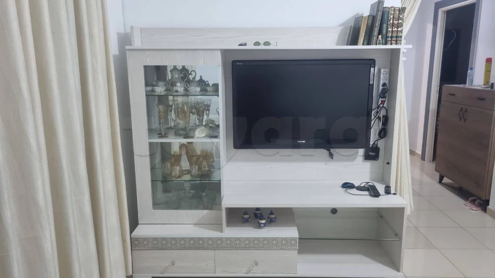 Living TV avec vitrine – Très bon état | ليفينغ تلفاز مع فاترينة – حالة جيدة جدا