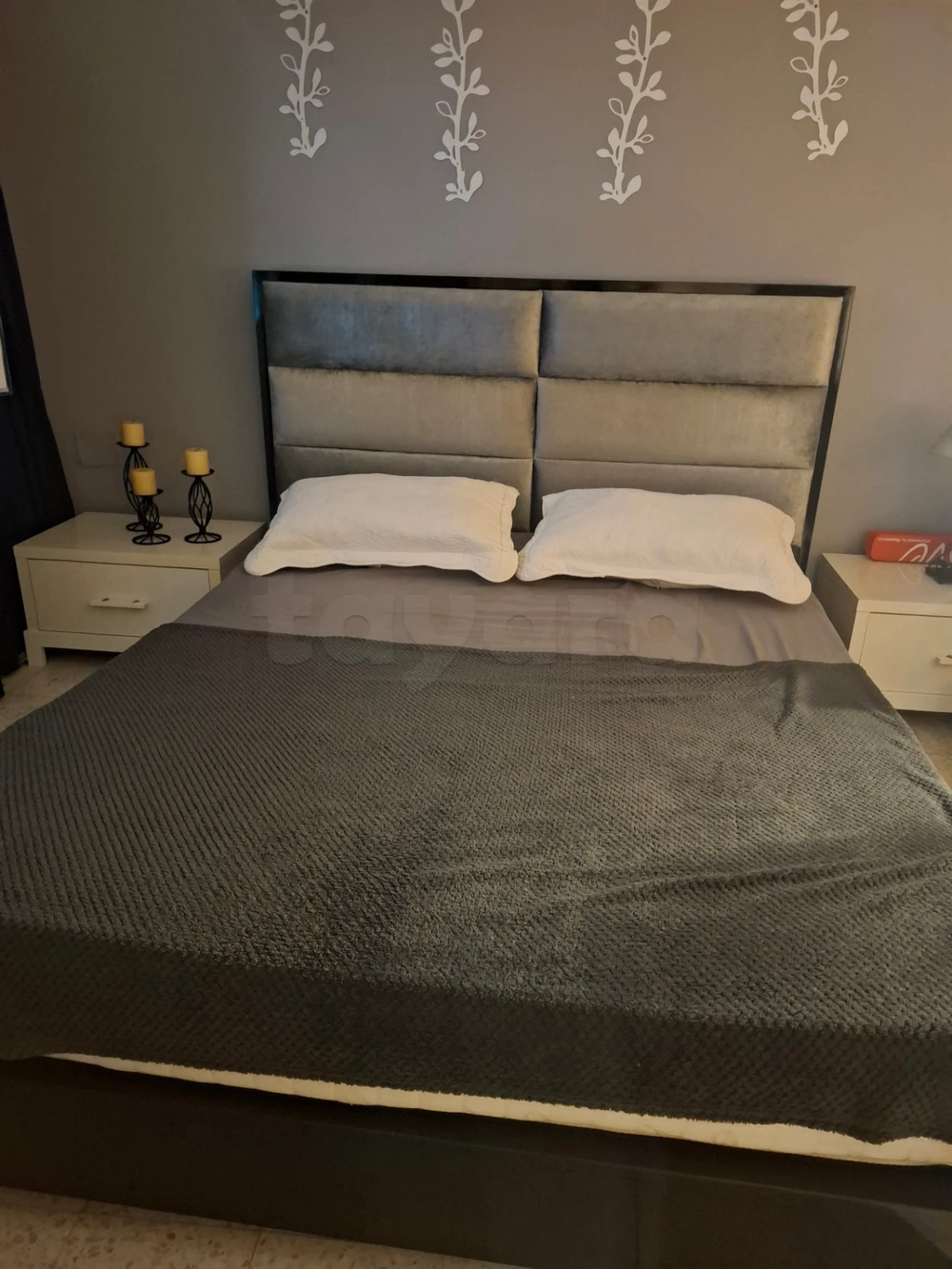 A vendre lit capitonné plus deux tables de nuit plus matelas