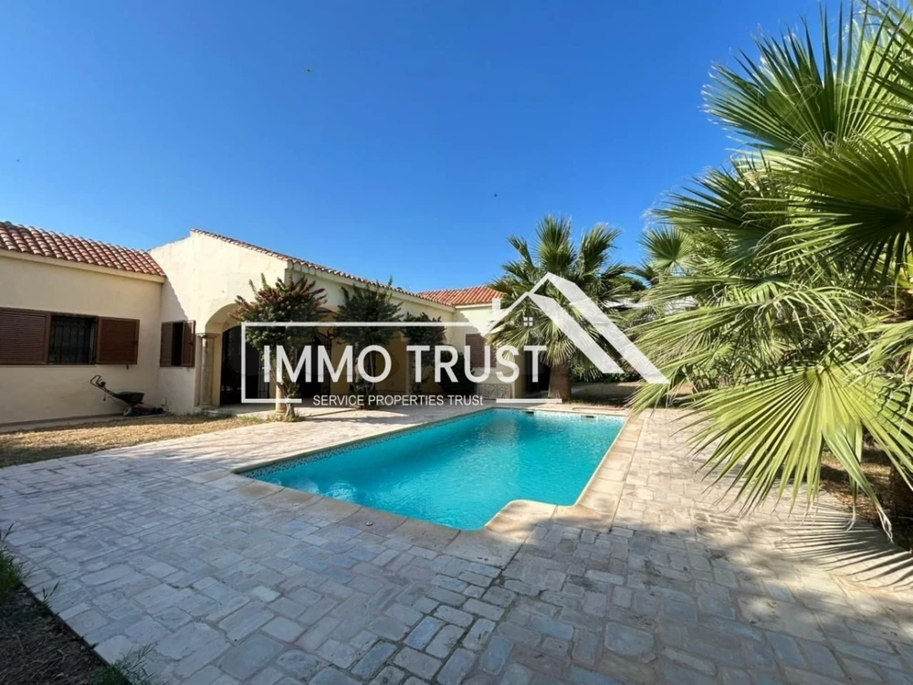 🏠Villa plain pied S+4 avec jardin et piscine à La Soukra
