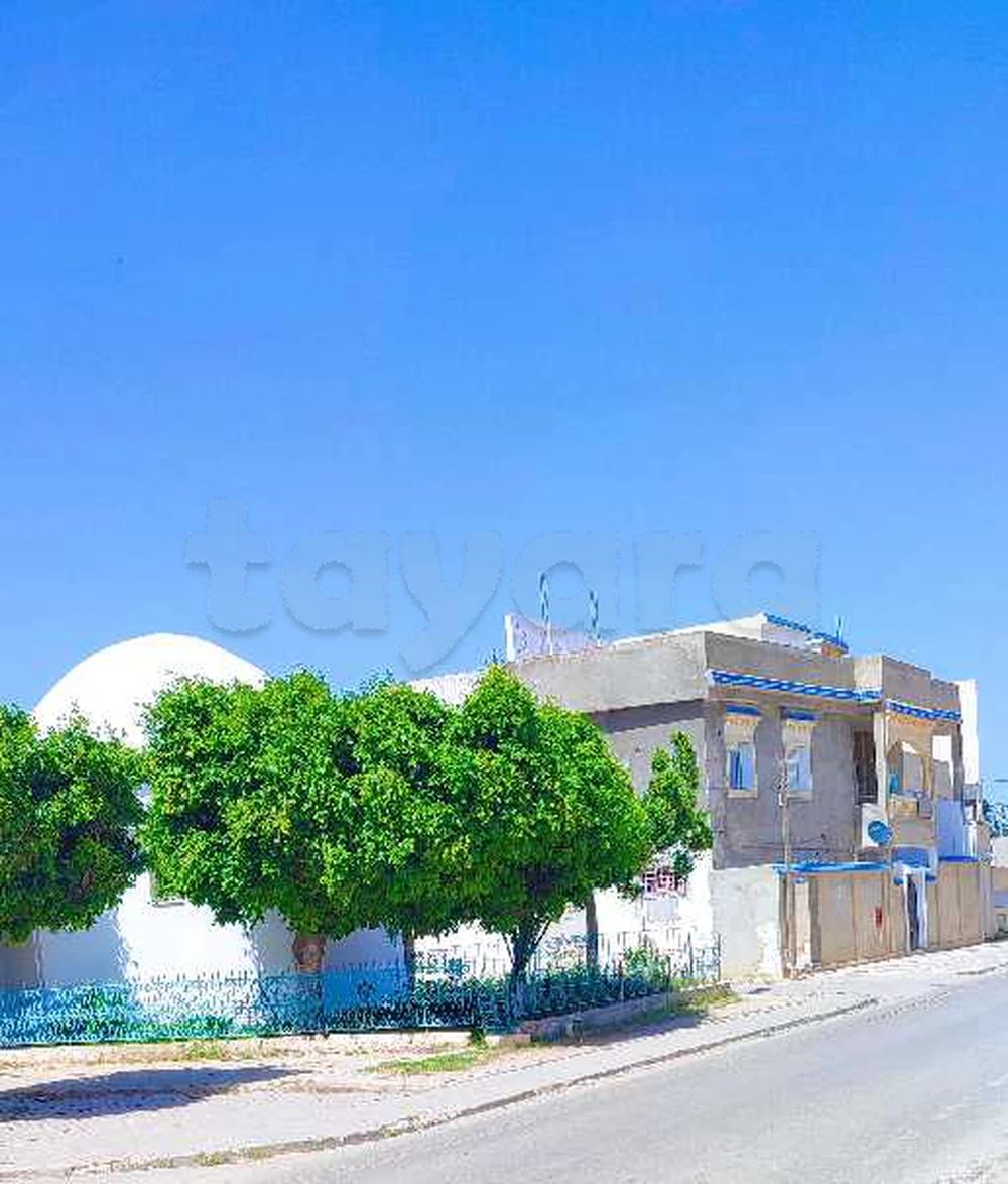 vente ♥️ villa centre manouba ❤️deux niveaux séparé avec Local commercial Sur route principale