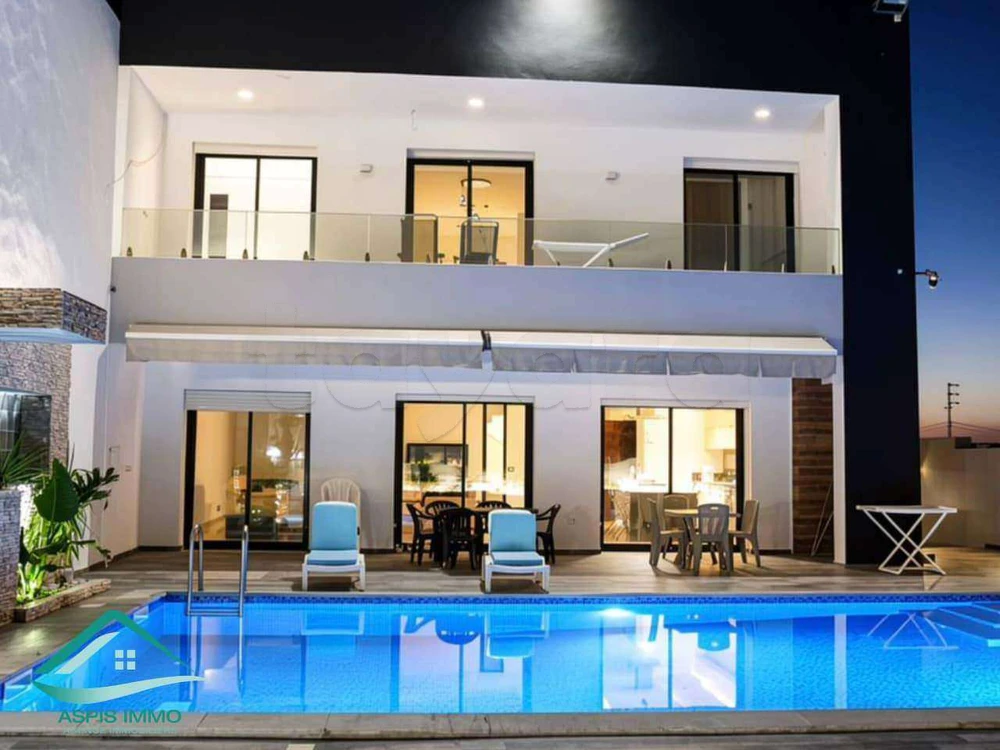Villa haut standing avec piscine pieds dans l'eau à plage Ain Grinz Kelibia