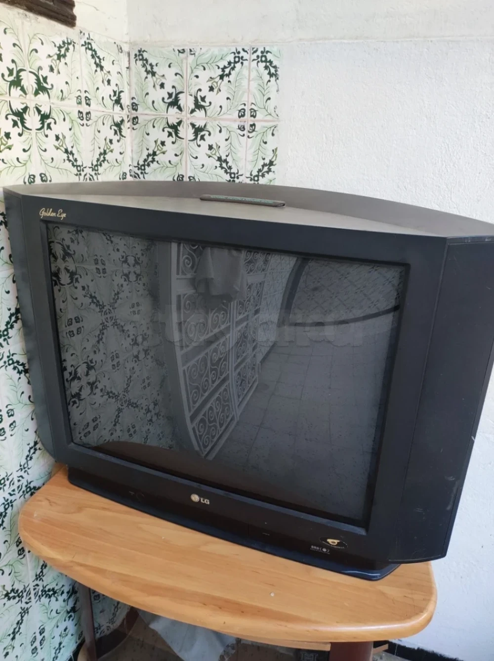 TV LG + table