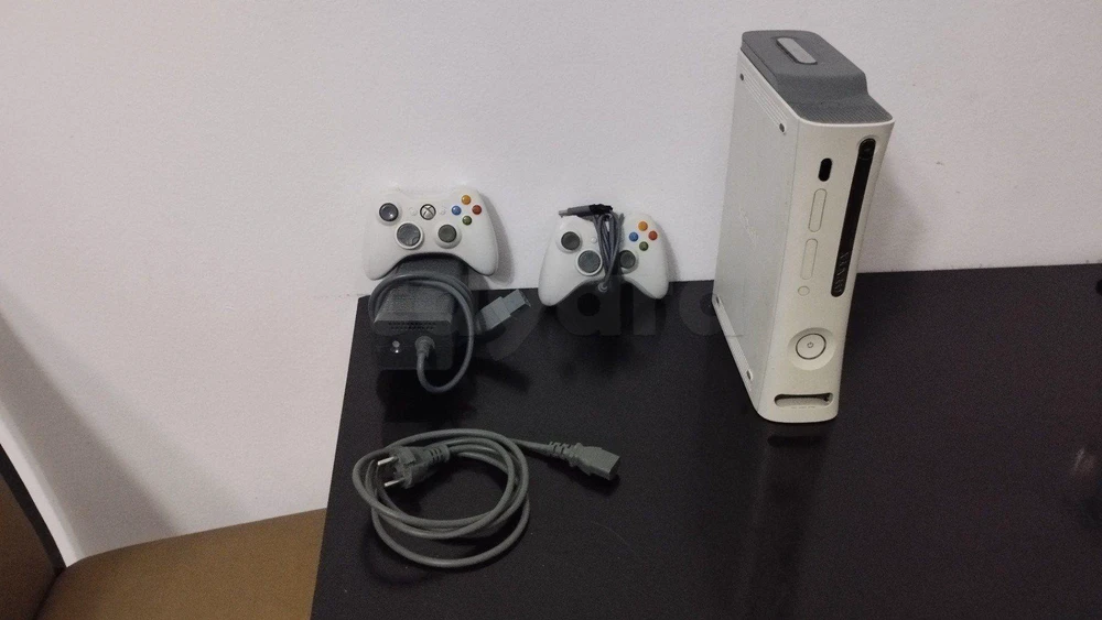 Xbox 360 avec deux manettes 🕹️ et 11 jeux vidéo