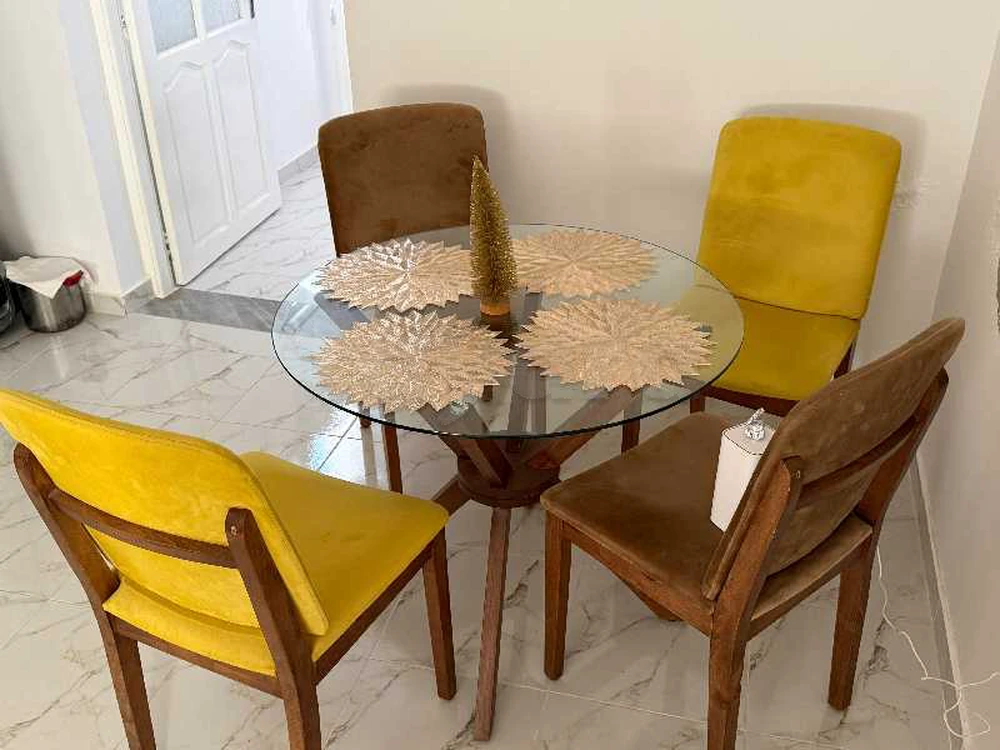 table à manger avec 4 chaises