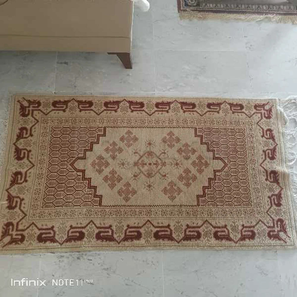 3 tapis en laine identiques