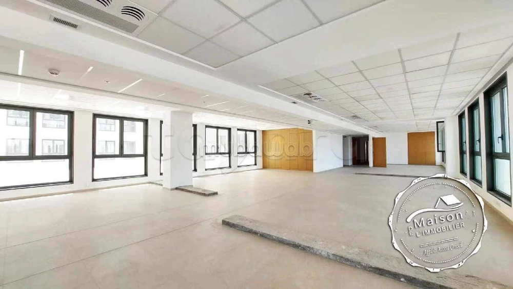 A louer un plateau de 834 m² neuf HS LAC 2
