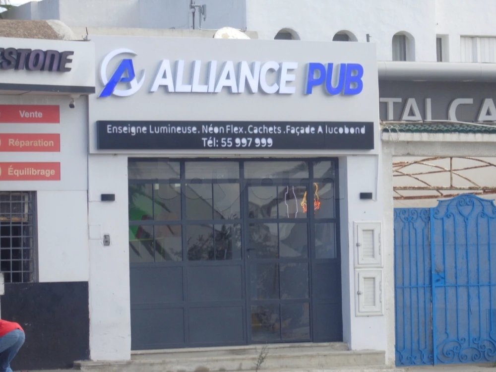 à l'entré de la Marsa face stade loue un excellent local commercial de 50 m2 , pour tous commerces ( location en gérance libre ) , loyer : 2100 md / mois légèrement négociable , tél : 98 318 386 libre de suite