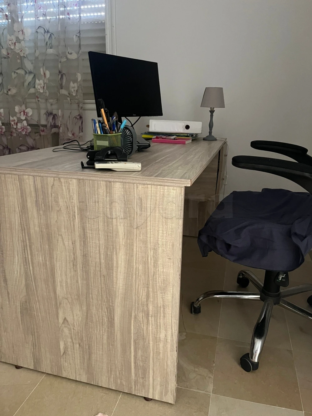 Grand bureau en bois clair 149 × 75 cm