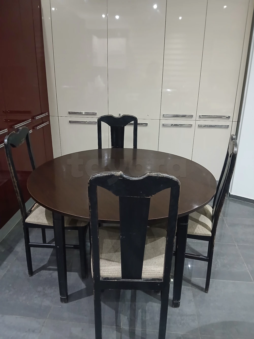 Table de cuisine en bois avec 4 chaises