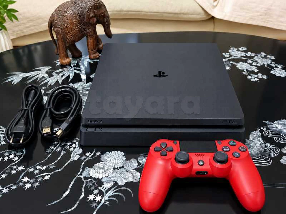 PS4 Slim v12 patché avec manette et 7 jeux (parfait état)