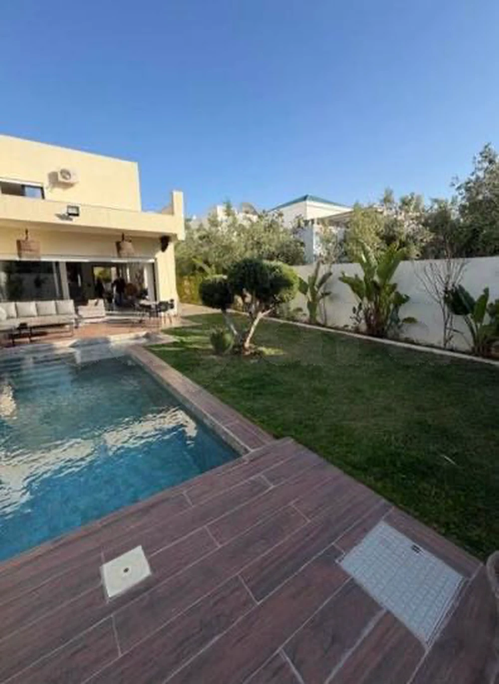 a louer une belle villa s4 haut standing avec piscine a sousse