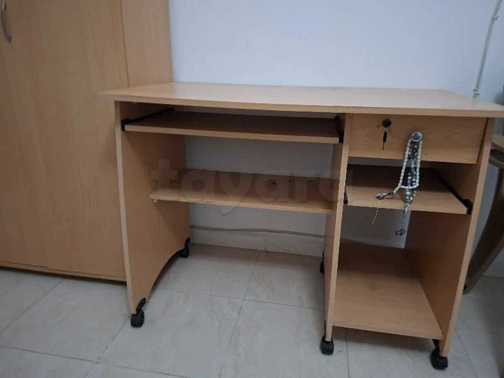 Bureau pour ordinateur avec tablette coulissante