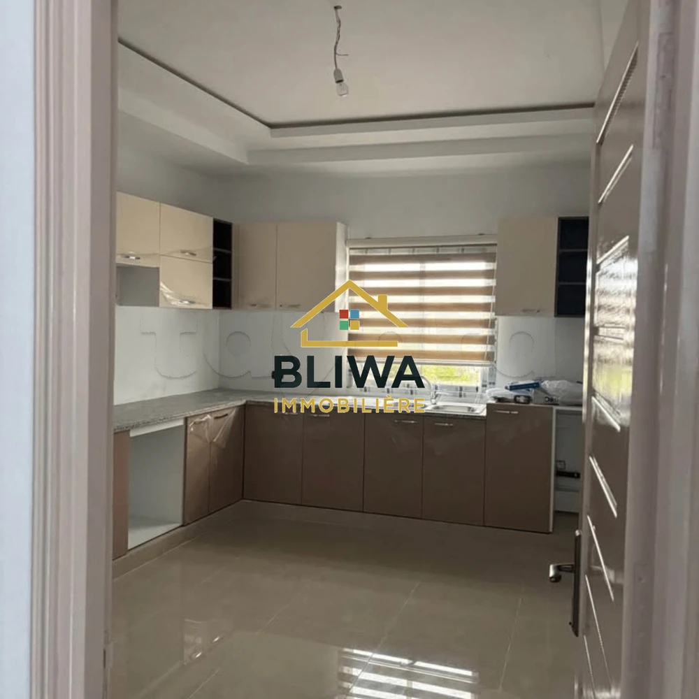 À LOUER – Etage de villa S+3 -La Soukra
