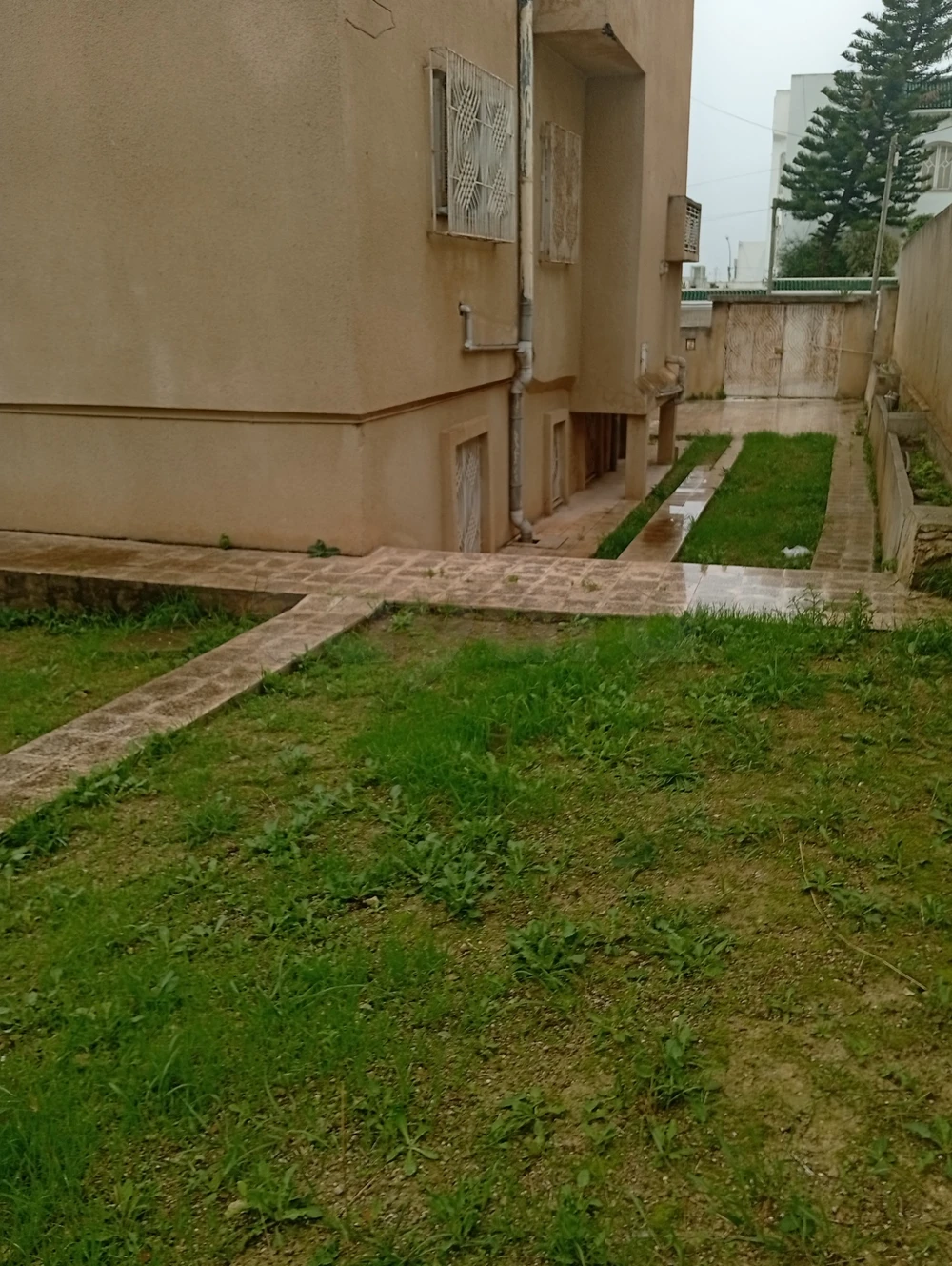 vente ennasr2 villa a rafraichir donne sur deux rues 438m²