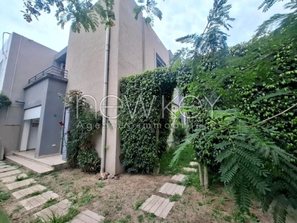 Une Belle Villa S+4 avec jardin à Louer à La Soukra