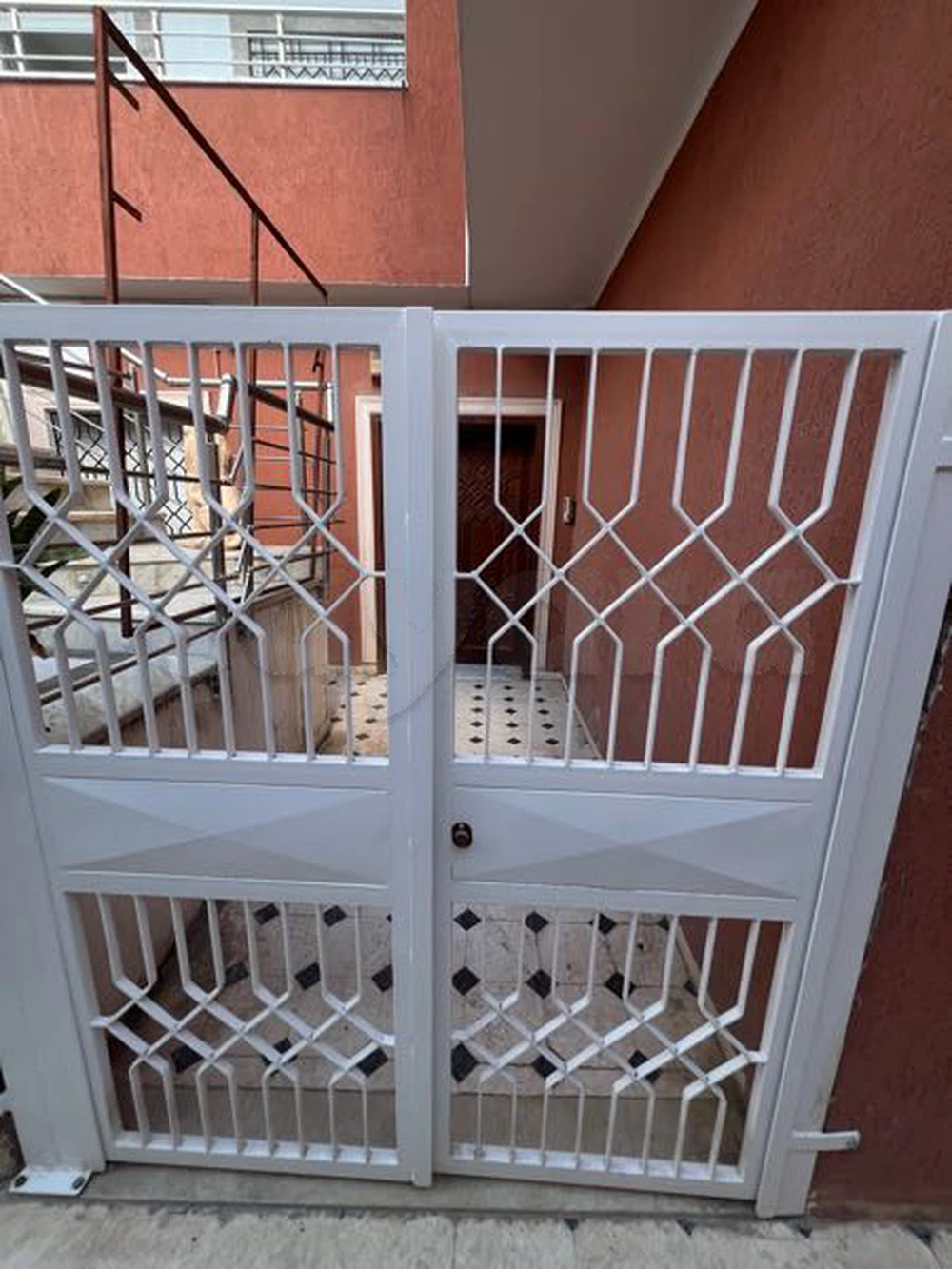 Laouina appt 300 m2 usage bureau