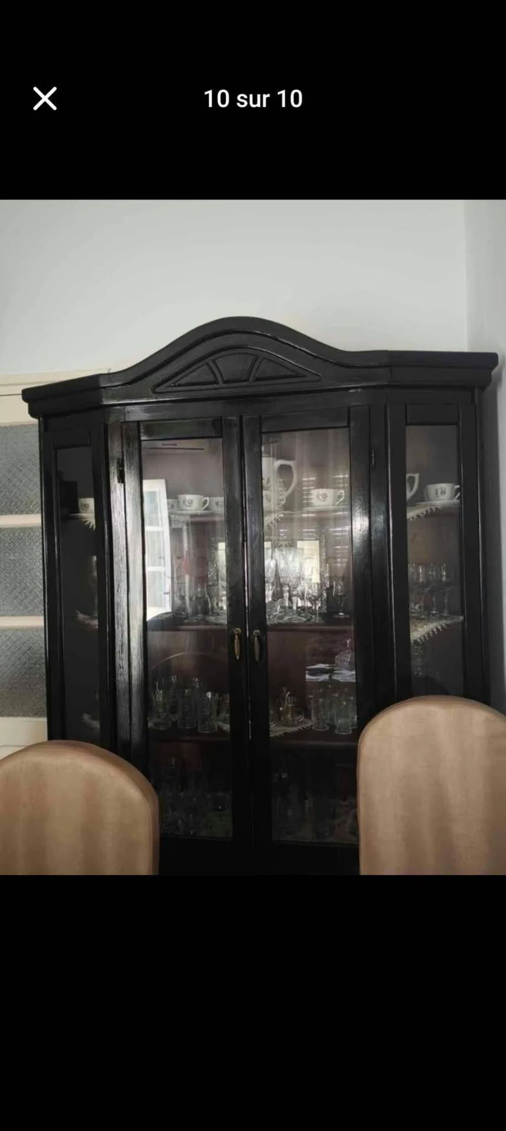 غرفة أكل فيها طاولة مع 6 كراسي + بوفيه Salle à manger avec 6 chaises et un buffet.