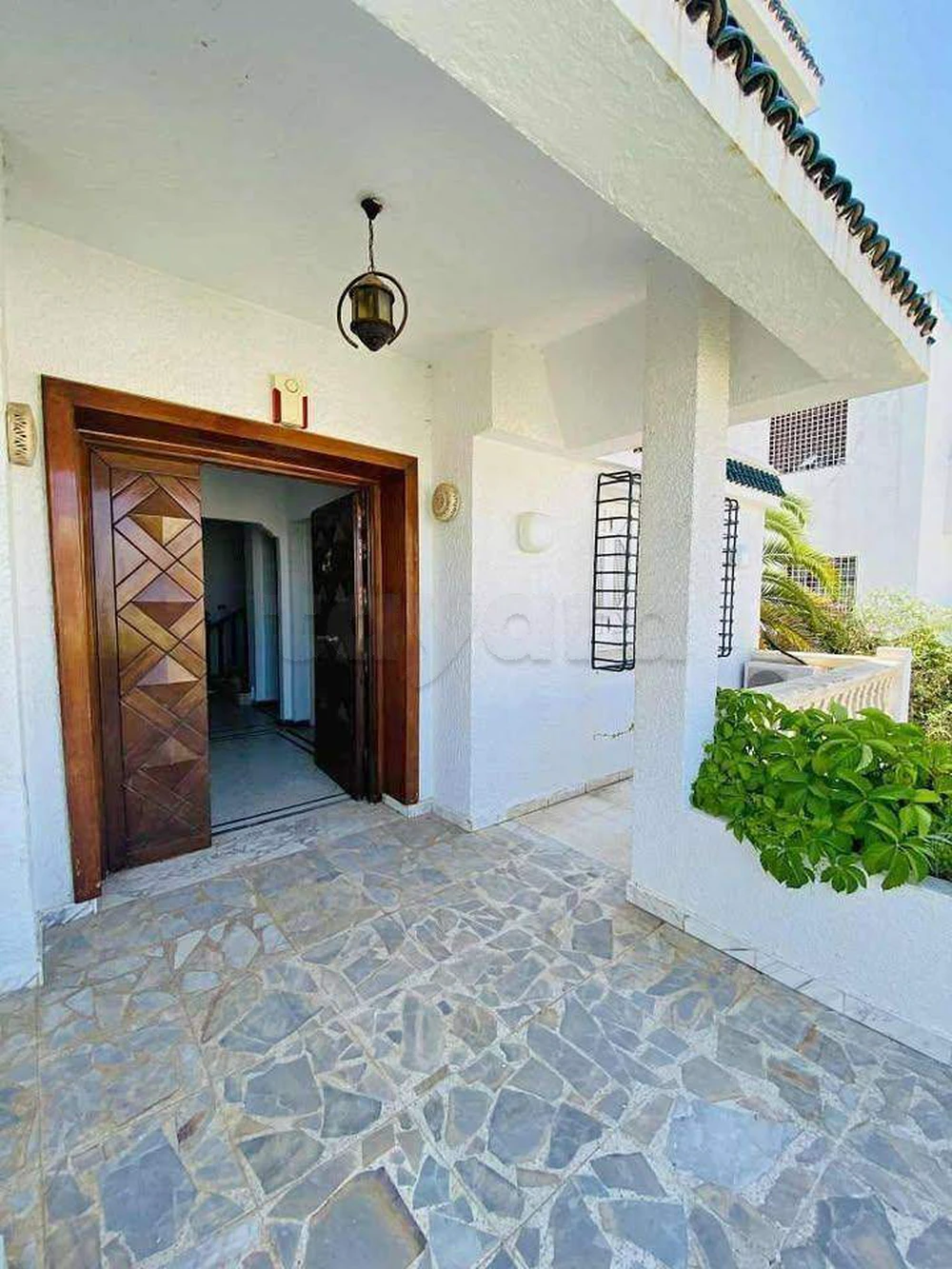 À louer magnifique villa S6 avec jardin à menzah 9 à usage bureautique où habitation