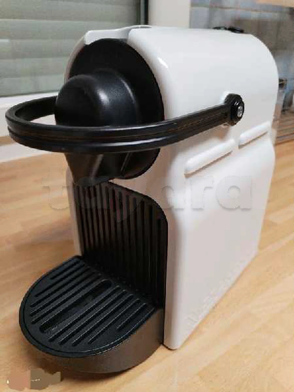 DES MACHINES À CAFÉ NESPRESSO MODÈLE INISSA PRESQUE NEUVES