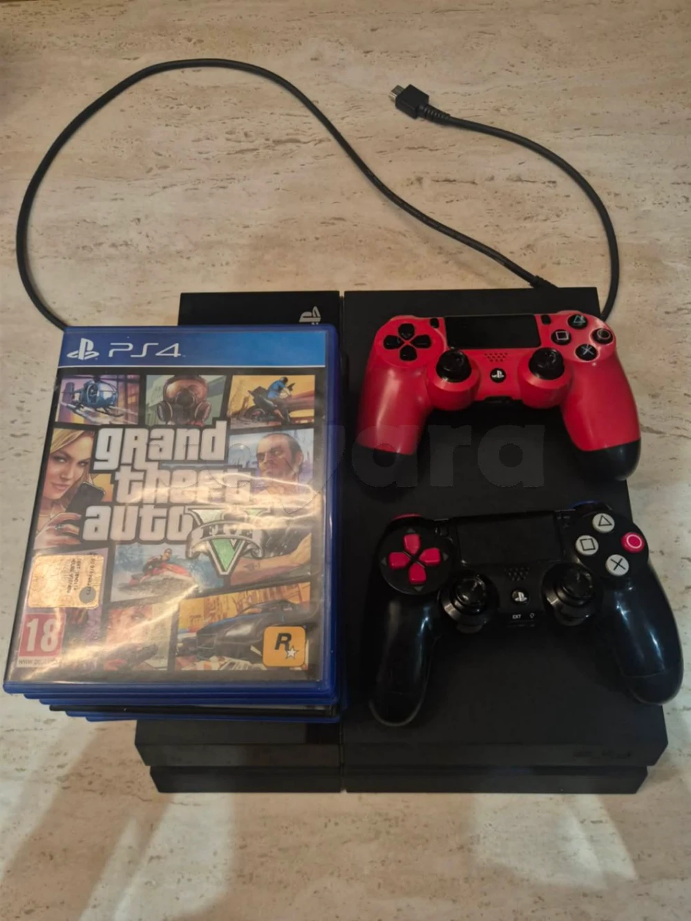 A vendre ps 4 avec 7 CD avec son ticket de garantie
