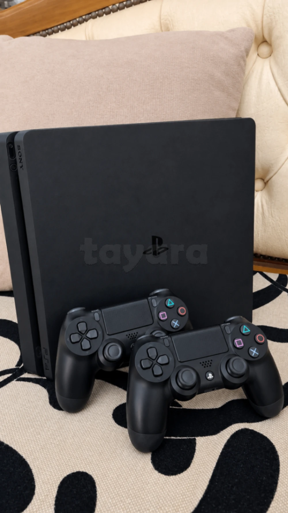 PS4 Slim avec 2 manettes DualShock 4.