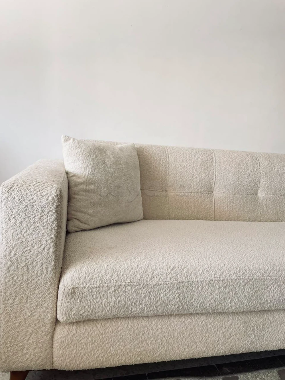 🛋️ Canapé blanc cassé en bouclette – 2 m – 700 DT