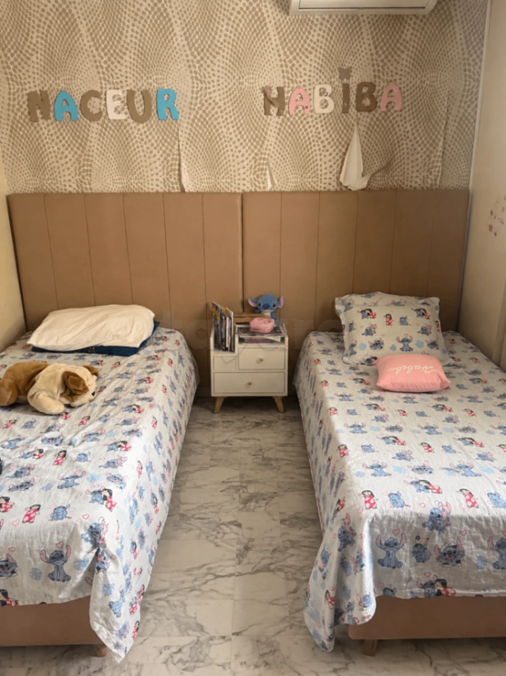 2 lits d'une places avec matelas et 1 table de nuit