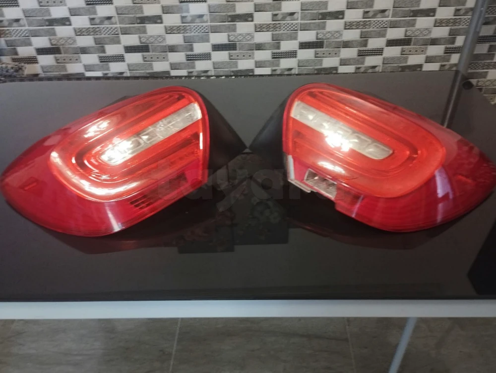 Optiques arrière d'origine Mercedes Classe A gauche en très bon état, droite manque un bout de plastique mais réparable, le tout 1400 Dt Tel 20875797