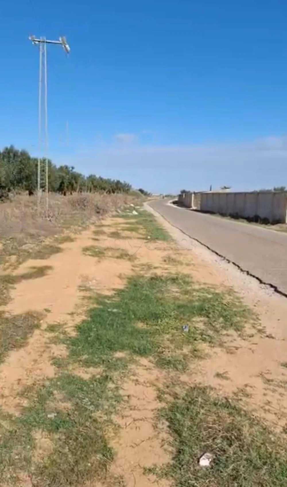 TERRAIN SUR LA ROUTE PRINCIPALE PRÈS DE RESTAURANT ZITOUNA