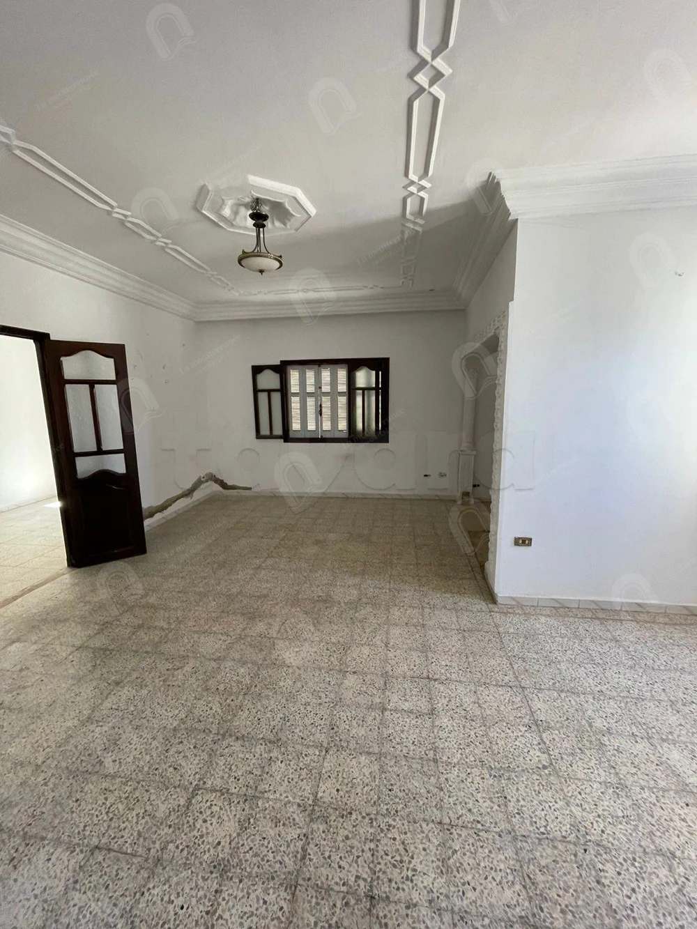 A vendre une villa sur deux niveaux avec 3 locaux commerciaux