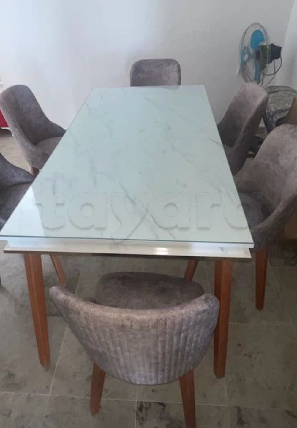 table avec 6 chaises ( acheté récemment)