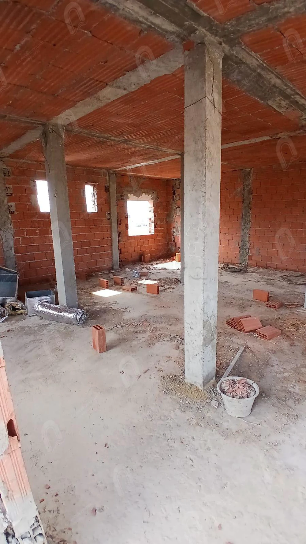 A vendre une maison R+1 inachevée