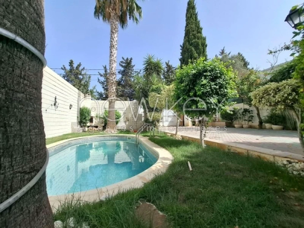Villa S+4 à louer à La Soukra