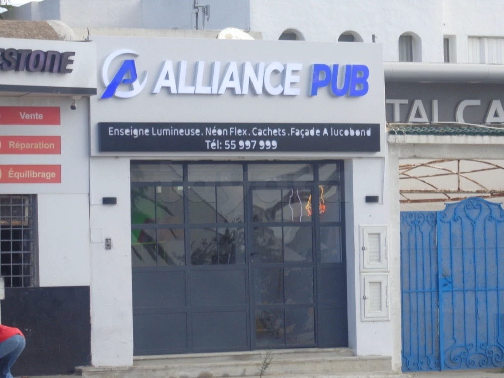 à l'entré de la Marsa face stade loue un éxcéllent local commercial de 50 m2 , pour tous commerce ( location en gérance libre ) , loyer : 2100 md / mois légèrement négociable , tél : 98 318 386 libre de suite