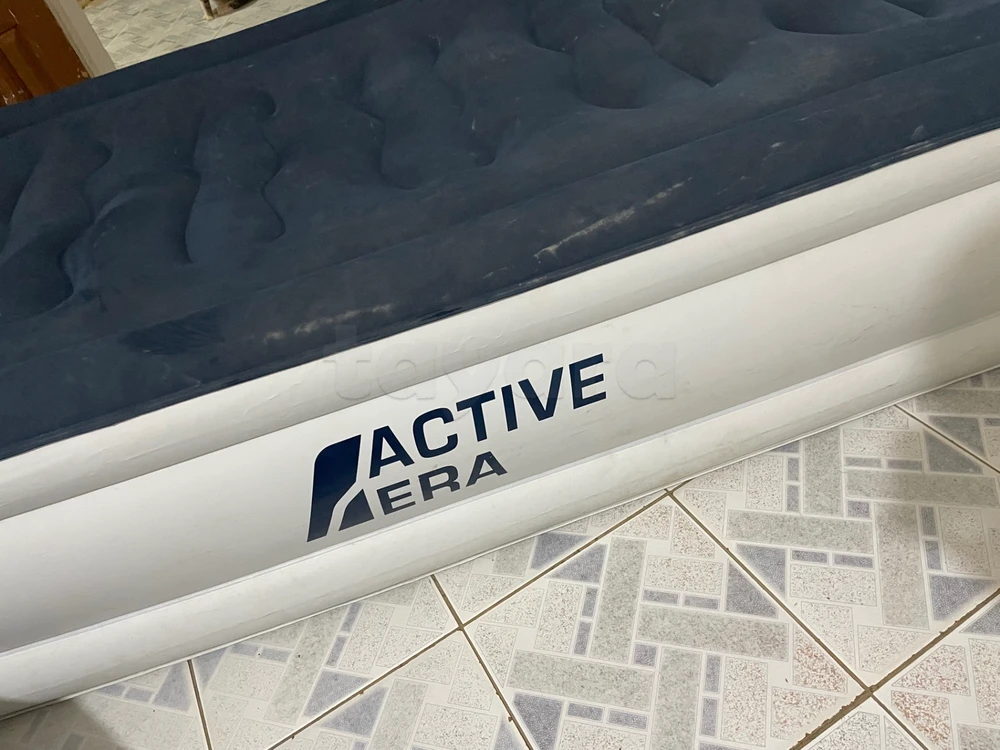 matelas gonflable (Airbed) avec pompe électrique intégrée (de marque Intex, Bestway