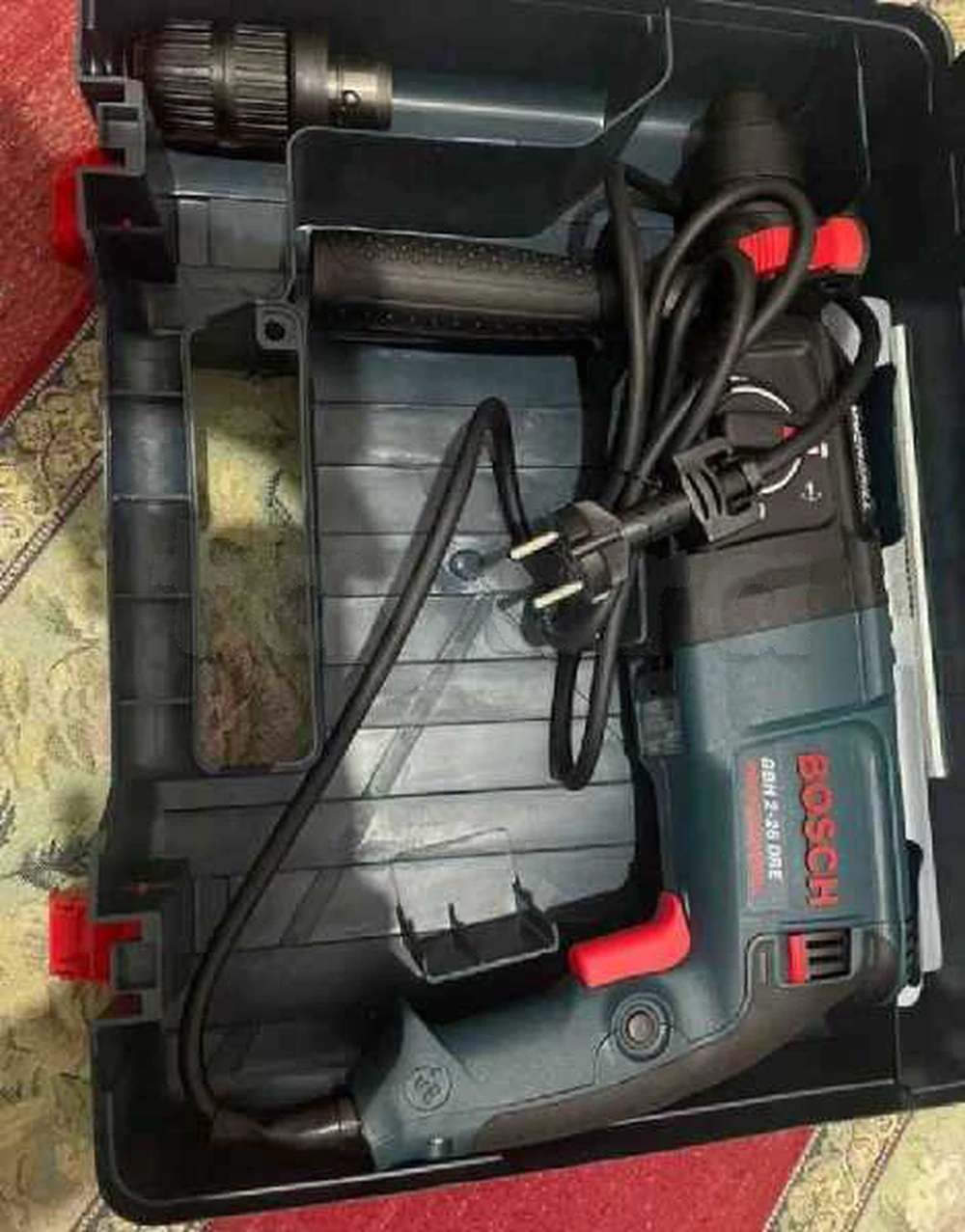 Marteau perforateur BOSCH importé jdid bakou forsaa b 300dt akahaw 
Tel : 28833360