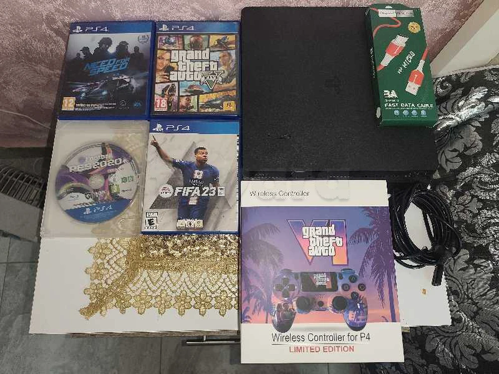 Ps4 slim + 4 CD