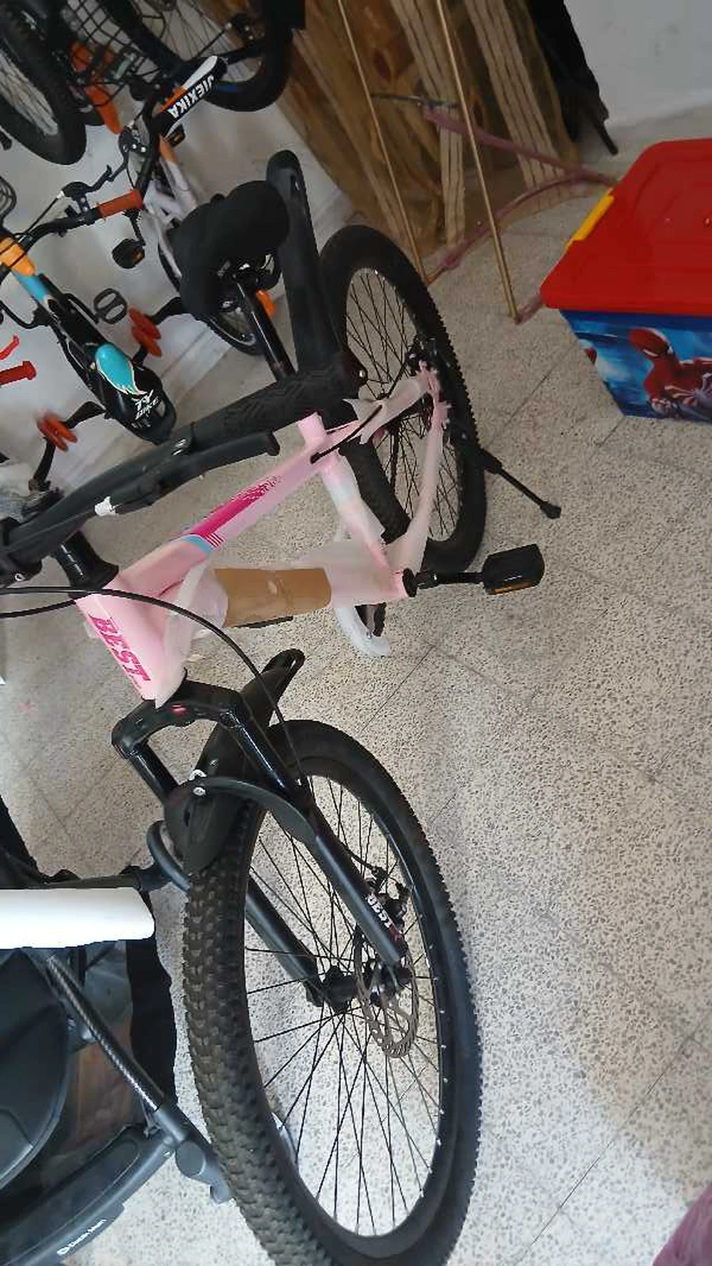 Vélo tout terrain rose et noir - Neuf / Excellent état