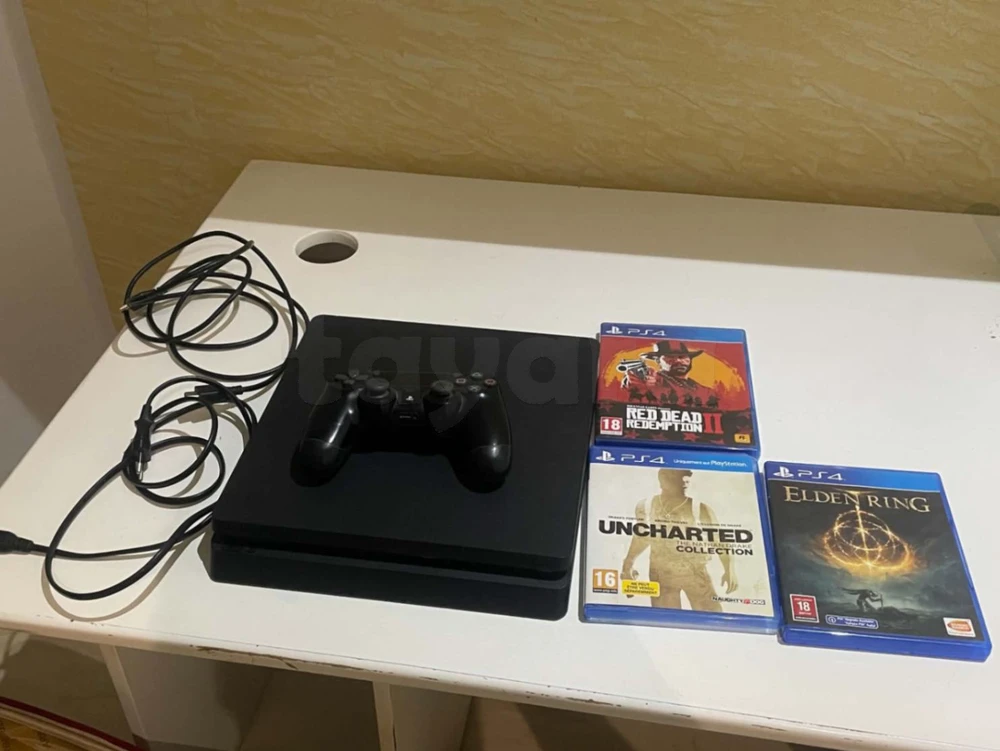 ps4 slim 1tb tres bon etat, avec 1manette originale, cd elden ring, red dead redemption2, uncharted nathan drake collection, tres peu utilise presque neuf, cable d alimentation et hdmi