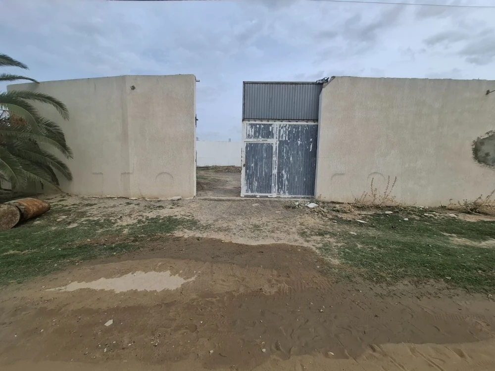 À louer : Garage/dépôt 1000 m² avec grande cour à Oudhna