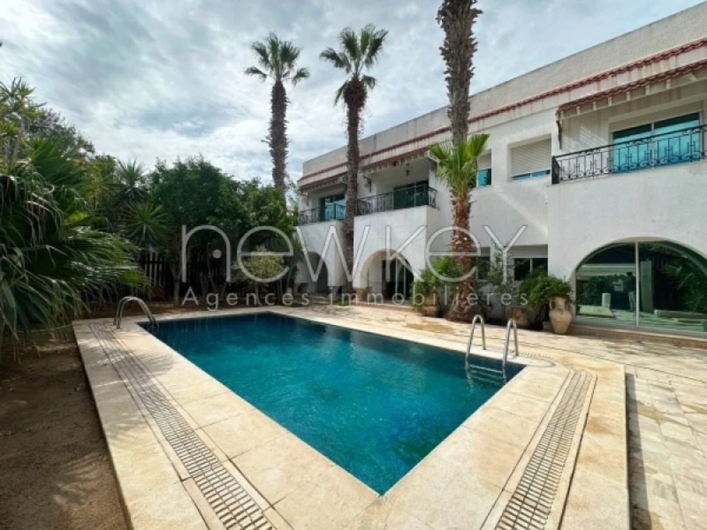Superbe Villa S+4 avec piscine à Louer La Soukra