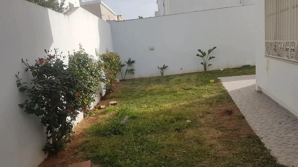 A louer Etage de Villa Jardin EL Aouina avec jardin & garage