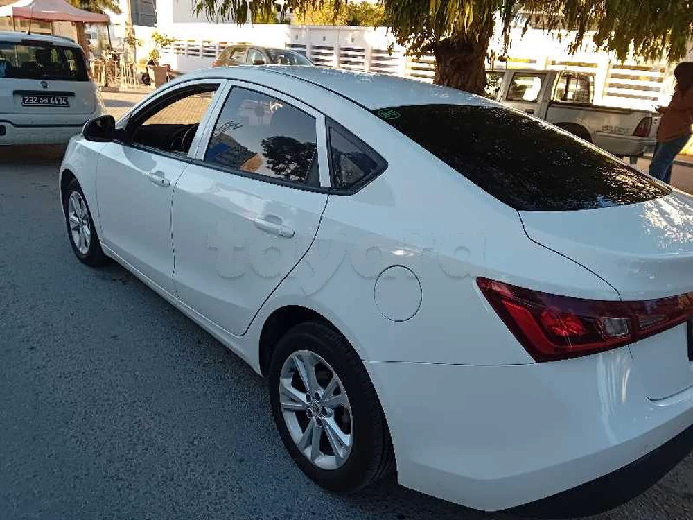 voiture d'une femme MG GT 2017